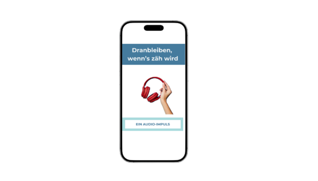 Ein Smartphone-Cover mit der Überschrift "Dranbleiben, wenn's zäh wird" und dem Untertitel "Ein Audio-Impuls". In der Mitte hält eine Hand ein Paar rote Kopfhörer.